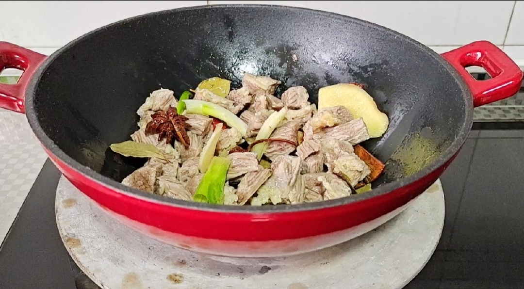 冬季牛肉這樣做,暖身暖胃又滋補…紅燜牛肉鍋的做法-咸鮮味燜菜譜-易網健康養生網 冬季牛肉這樣做,暖身暖胃又滋補…紅燜牛肉鍋的做法-咸鮮味燜菜譜