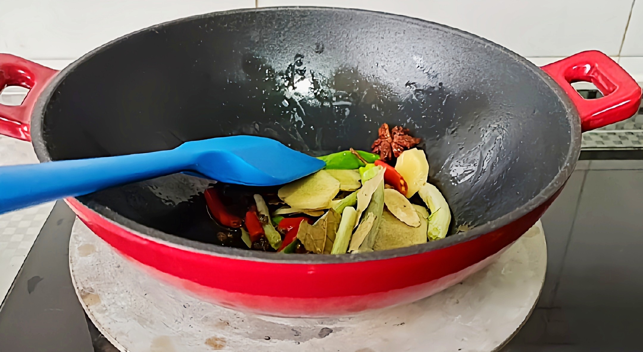 冬季牛肉這樣做,暖身暖胃又滋補…紅燜牛肉鍋的做法-咸鮮味燜菜譜-易網健康養生網 冬季牛肉這樣做,暖身暖胃又滋補…紅燜牛肉鍋的做法-咸鮮味燜菜譜