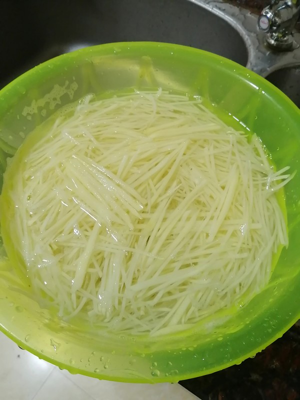 跟著大咖學做美食~~醋溜土豆絲的做法-酸味炒菜譜