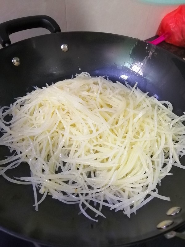 跟著大咖學做美食~~醋溜土豆絲的做法-酸味炒菜譜