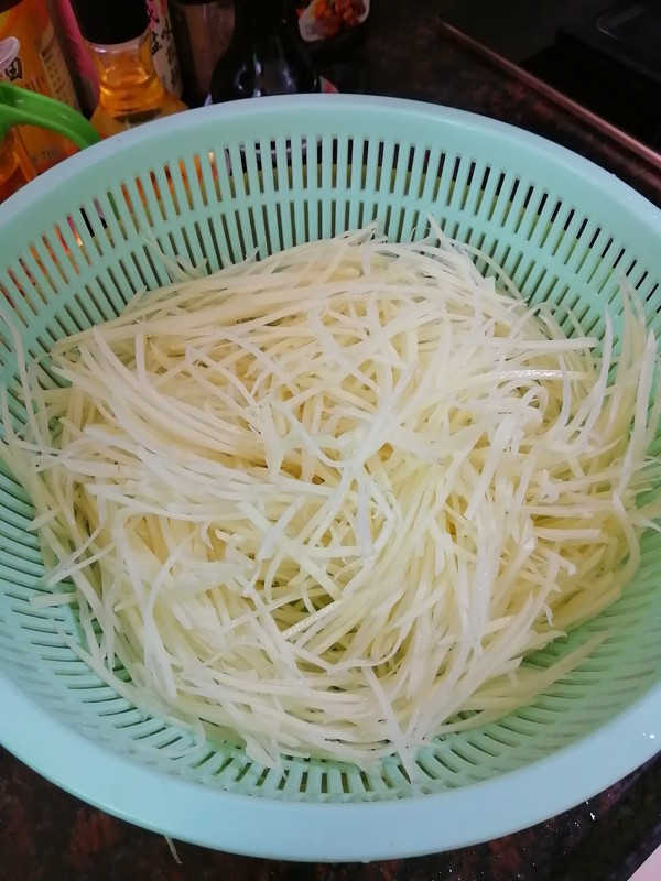 跟著大咖學做美食~~醋溜土豆絲的做法-酸味炒菜譜