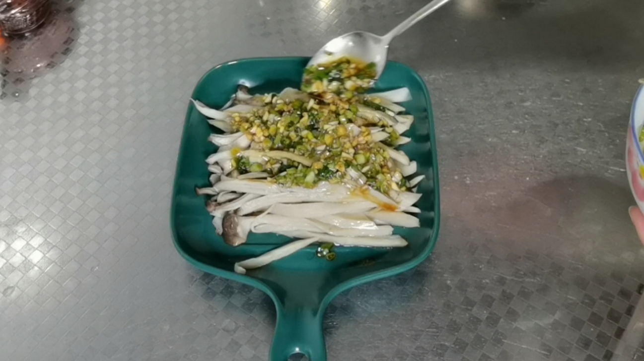 杏鮑菇不炒不燉，這樣做最好吃的做法-家常味拌菜譜