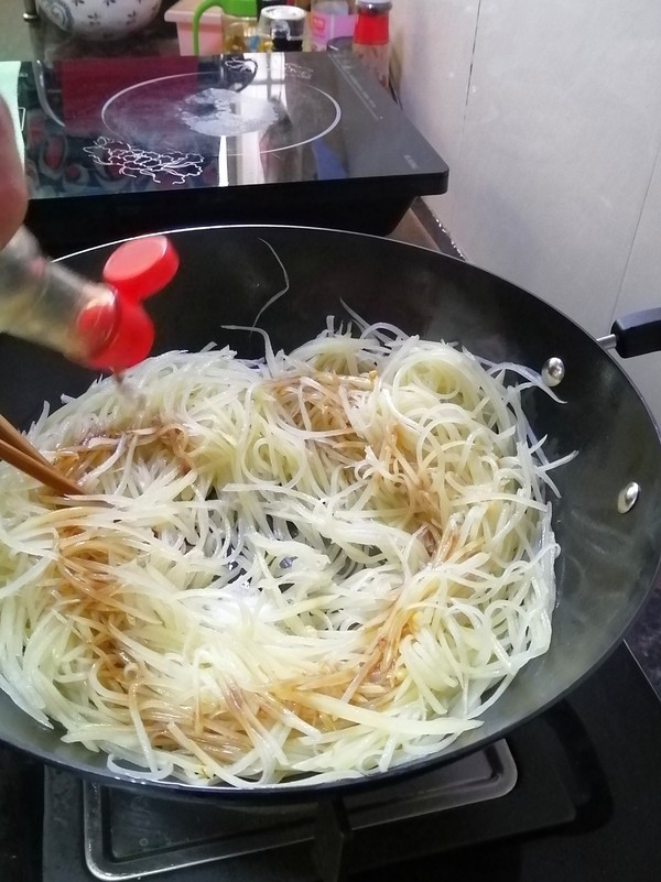跟著大咖學做美食~~醋溜土豆絲的做法-酸味炒菜譜