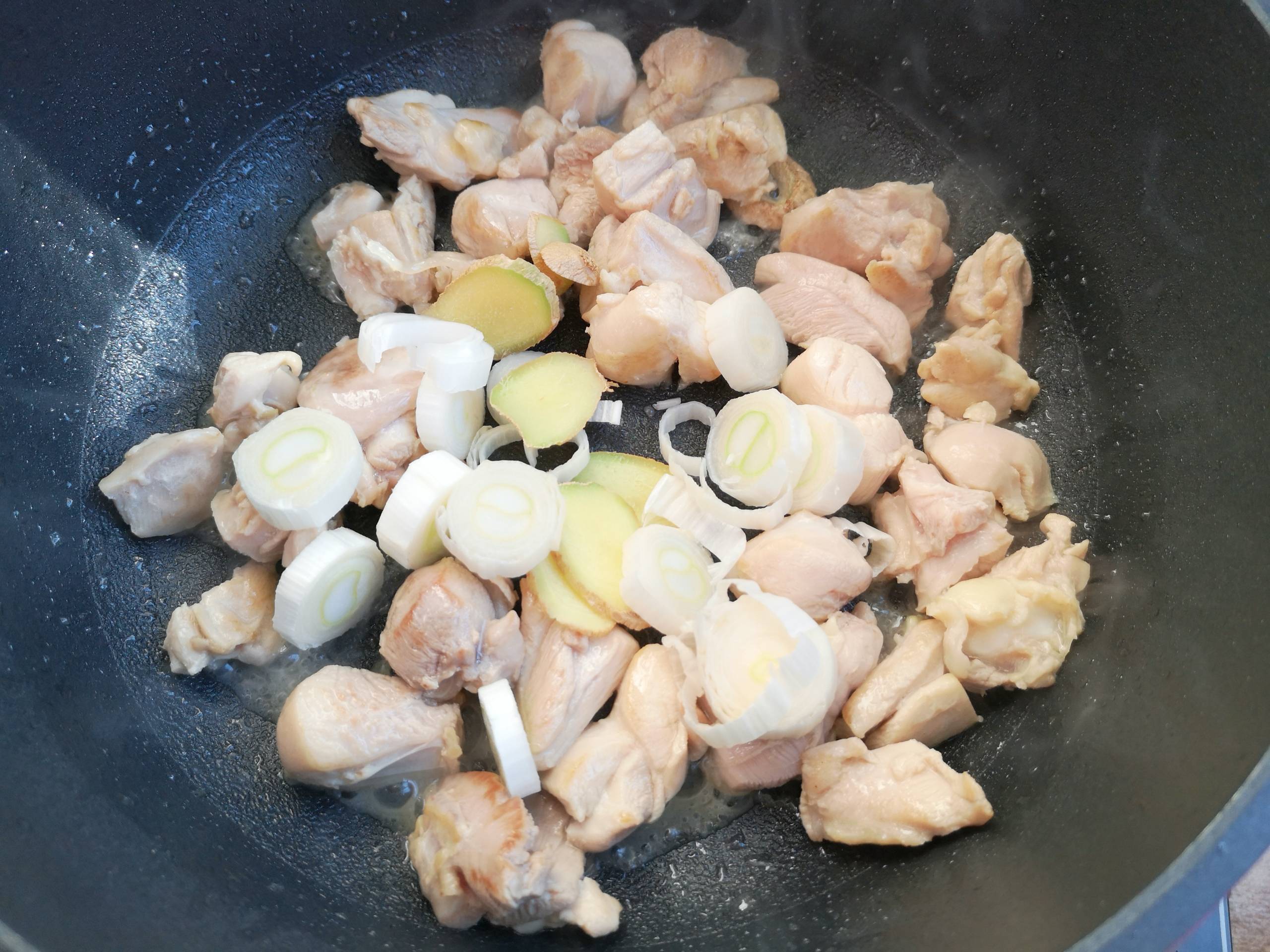 超簡單、美味的栗子黃燜雞，家人每周都讓我做一次的做法-咸鮮味煮菜譜