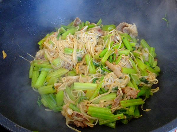 羊肉金針菇炒芹菜的做法-咸鮮味炒菜譜