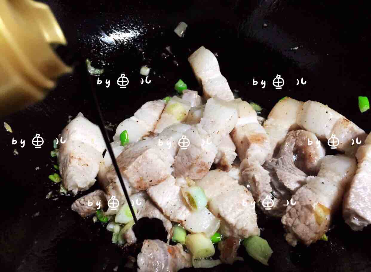 紅燒肉燉土豆酸菜的做法-家常味燉菜譜