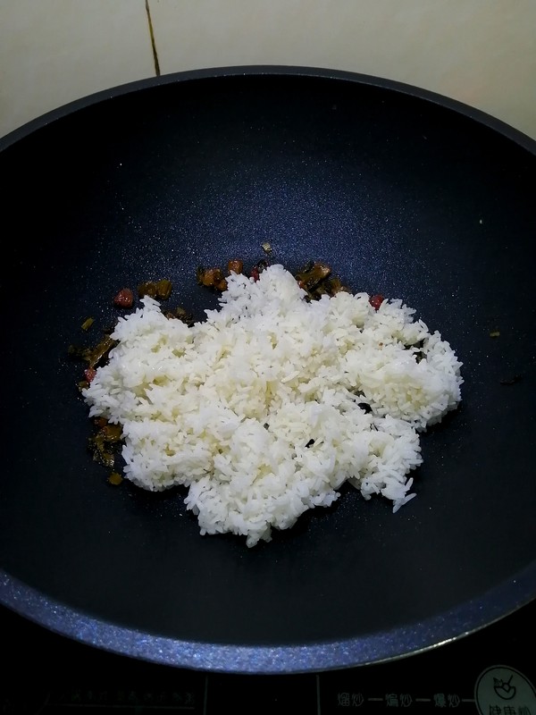 家鄉的美食~~臘肉腌菜炒飯的做法-家常味炒菜譜