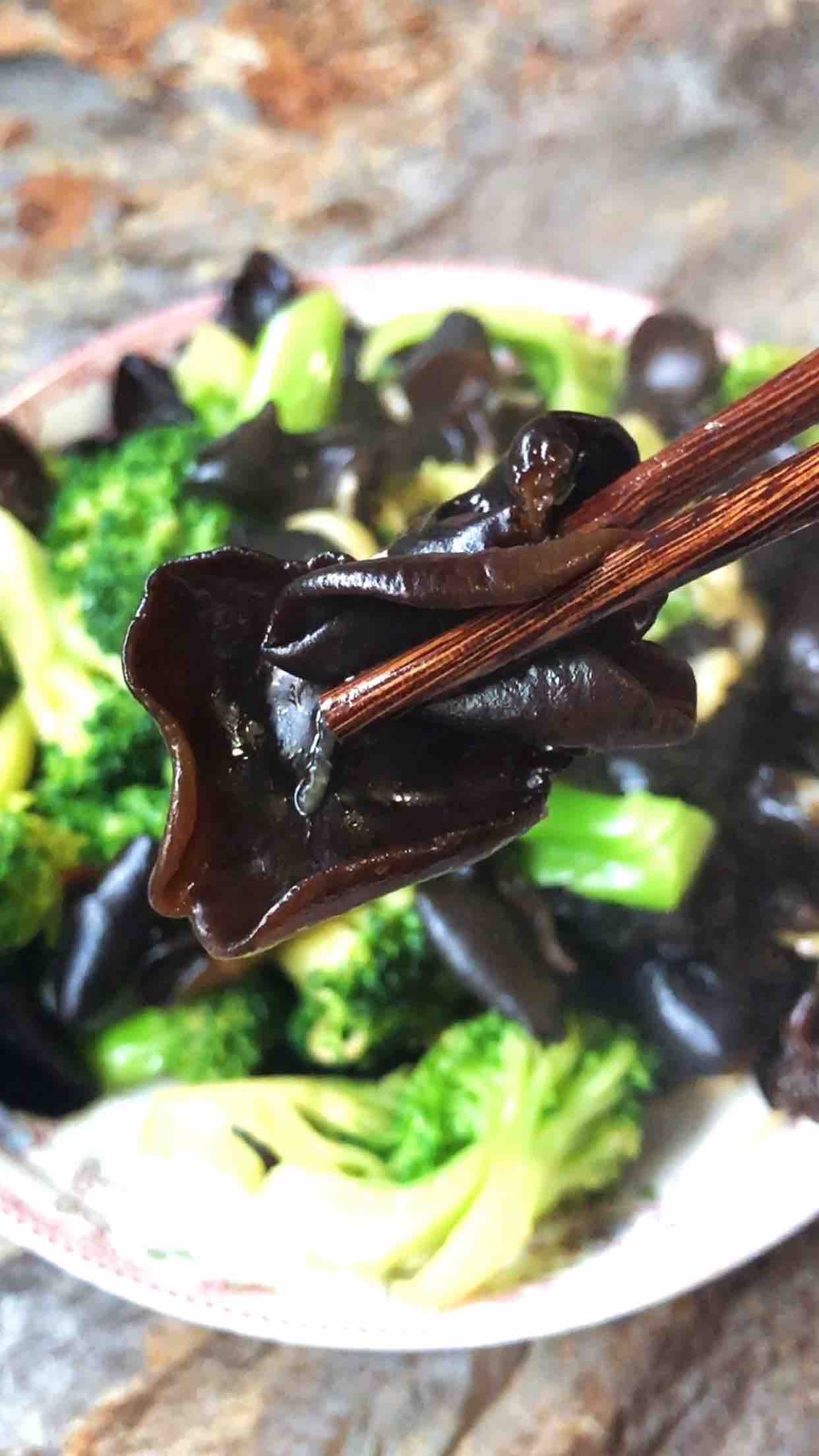 西蘭花炒木耳的做法-咸鮮味炒菜譜-易網健康養生網 西蘭花炒木耳的做法-咸鮮味炒菜譜