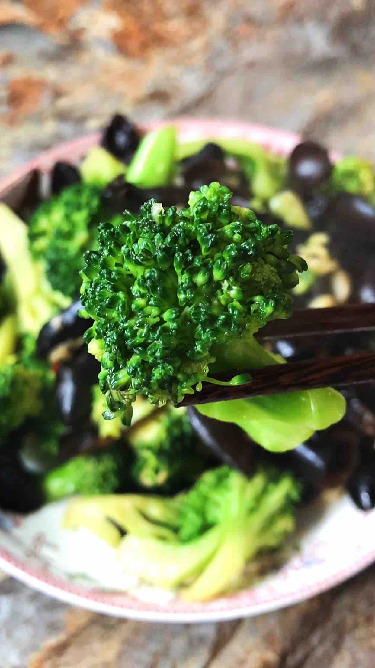 西蘭花炒木耳的做法-咸鮮味炒菜譜-易網健康養生網 西蘭花炒木耳的做法-咸鮮味炒菜譜