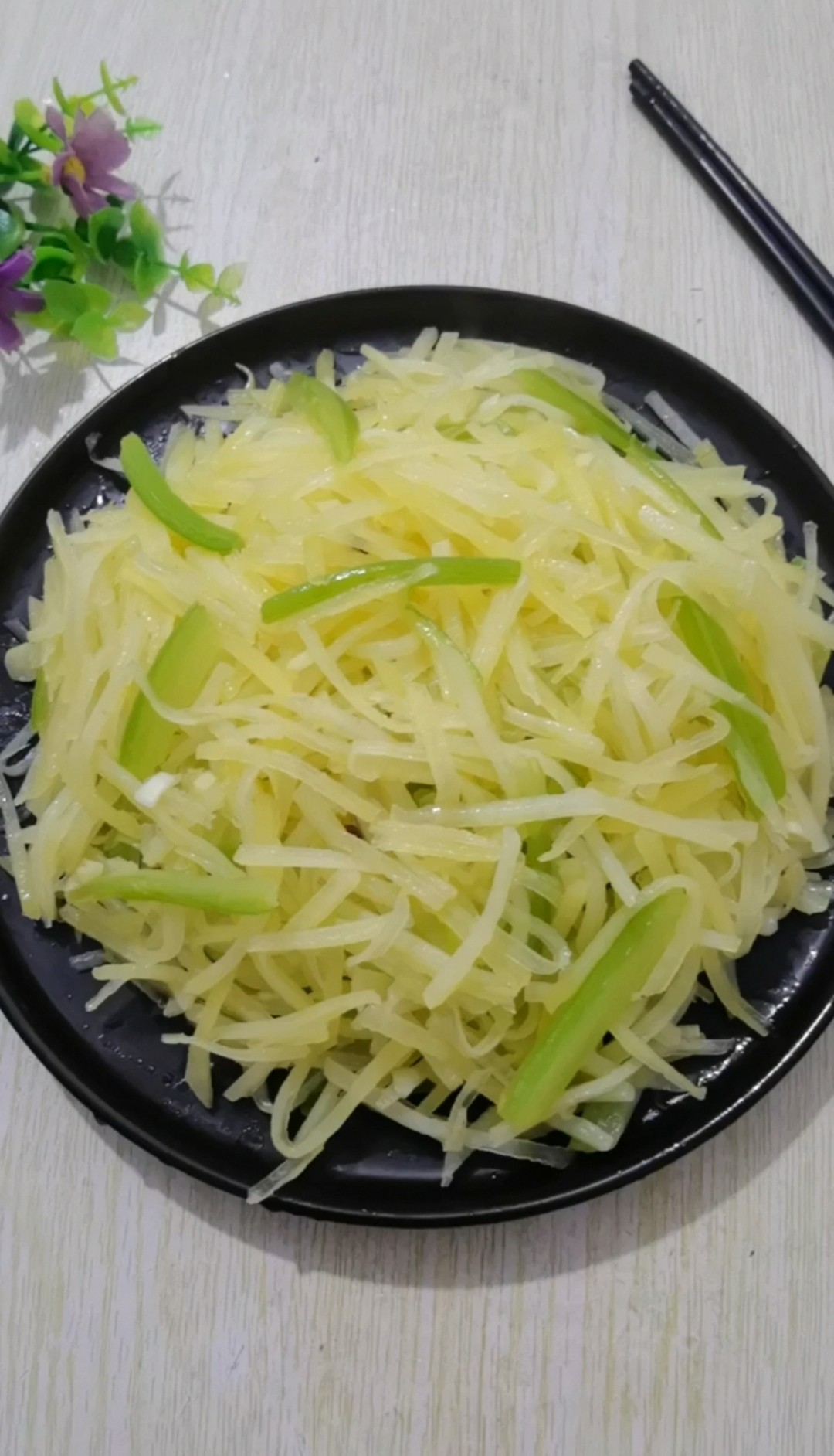芹菜炒土豆絲的做法-咸鮮味炒菜譜-易網健康養生網 芹菜炒土豆絲的做法-咸鮮味炒菜譜