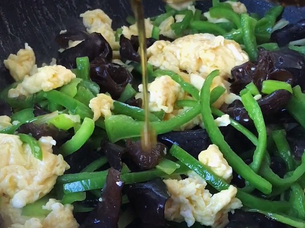 脆爽清口，營養下飯的青椒木耳炒雞蛋的做法-家常味炒菜譜