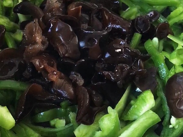 脆爽清口，營養下飯的青椒木耳炒雞蛋的做法-家常味炒菜譜