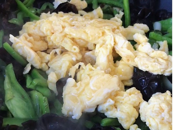 脆爽清口，營養下飯的青椒木耳炒雞蛋的做法-家常味炒菜譜