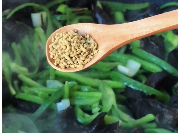 脆爽清口，營養下飯的青椒木耳炒雞蛋的做法-家常味炒菜譜