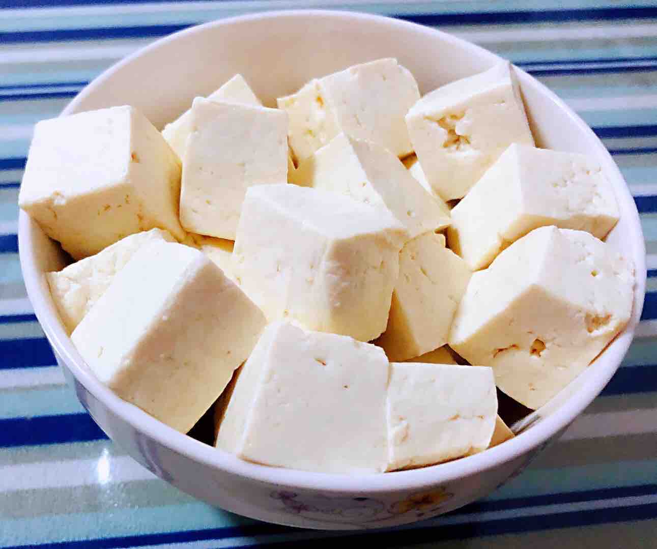 鵪鶉蛋豆腐燉黑魚的做法-咸鮮味燉菜譜-易網健康養生網 鵪鶉蛋豆腐燉黑魚的做法-咸鮮味燉菜譜