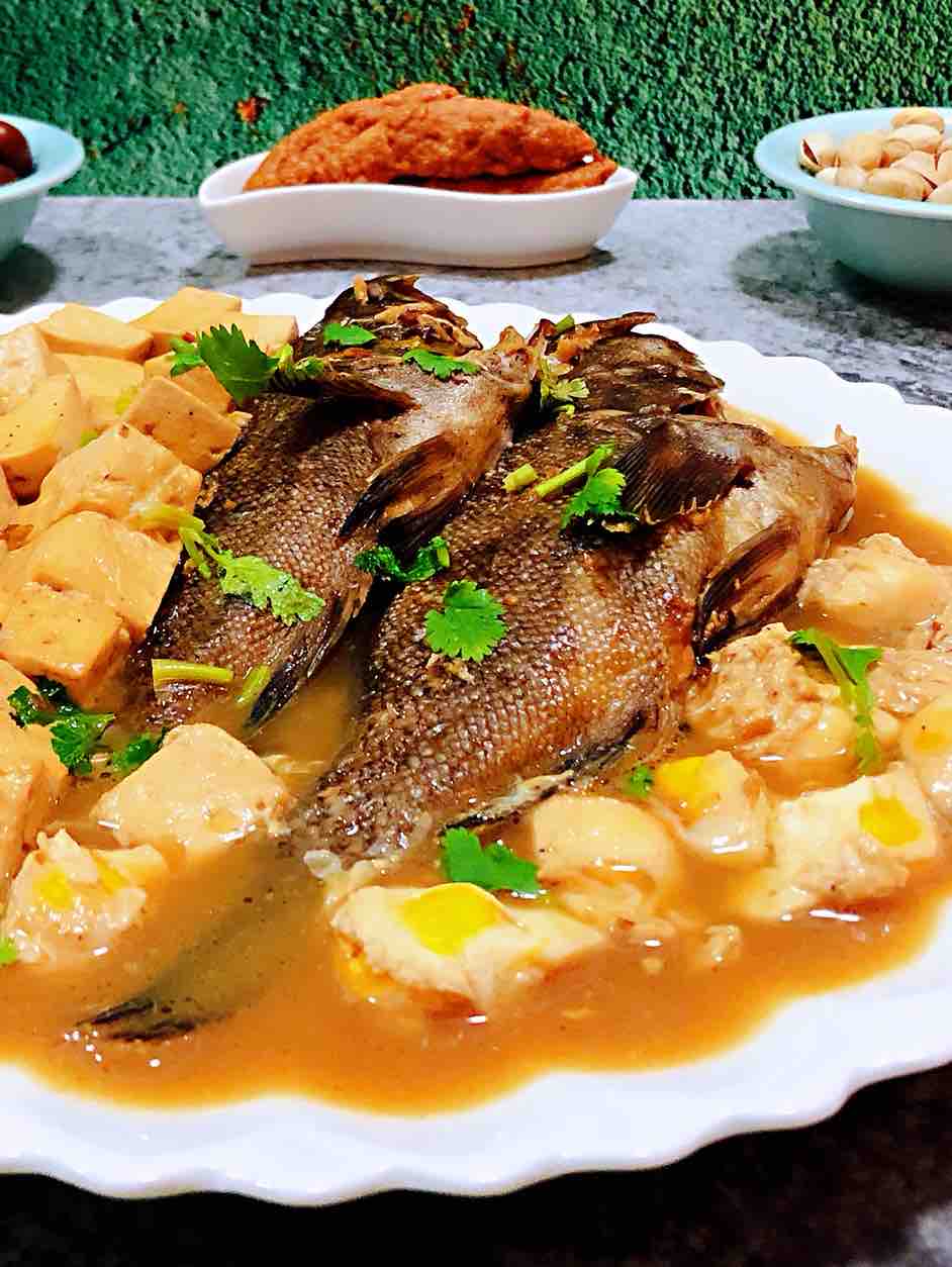 鵪鶉蛋豆腐燉黑魚的做法-咸鮮味燉菜譜