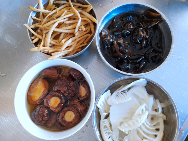 四鮮烤麩的做法-家常味燉菜譜