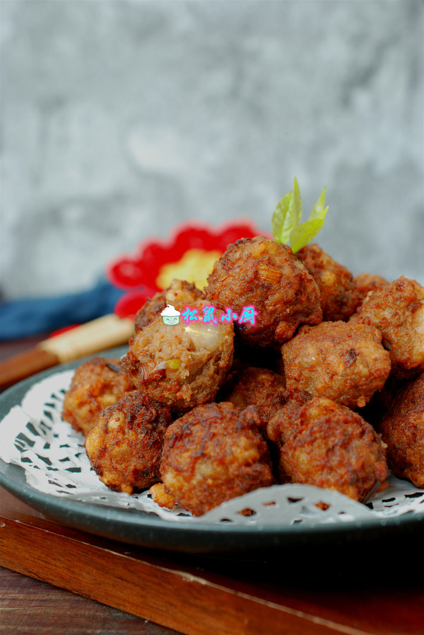 #冬至大如年#一口一個，焦脆鮮香的牛肉丸子的做法-家常味炸菜譜