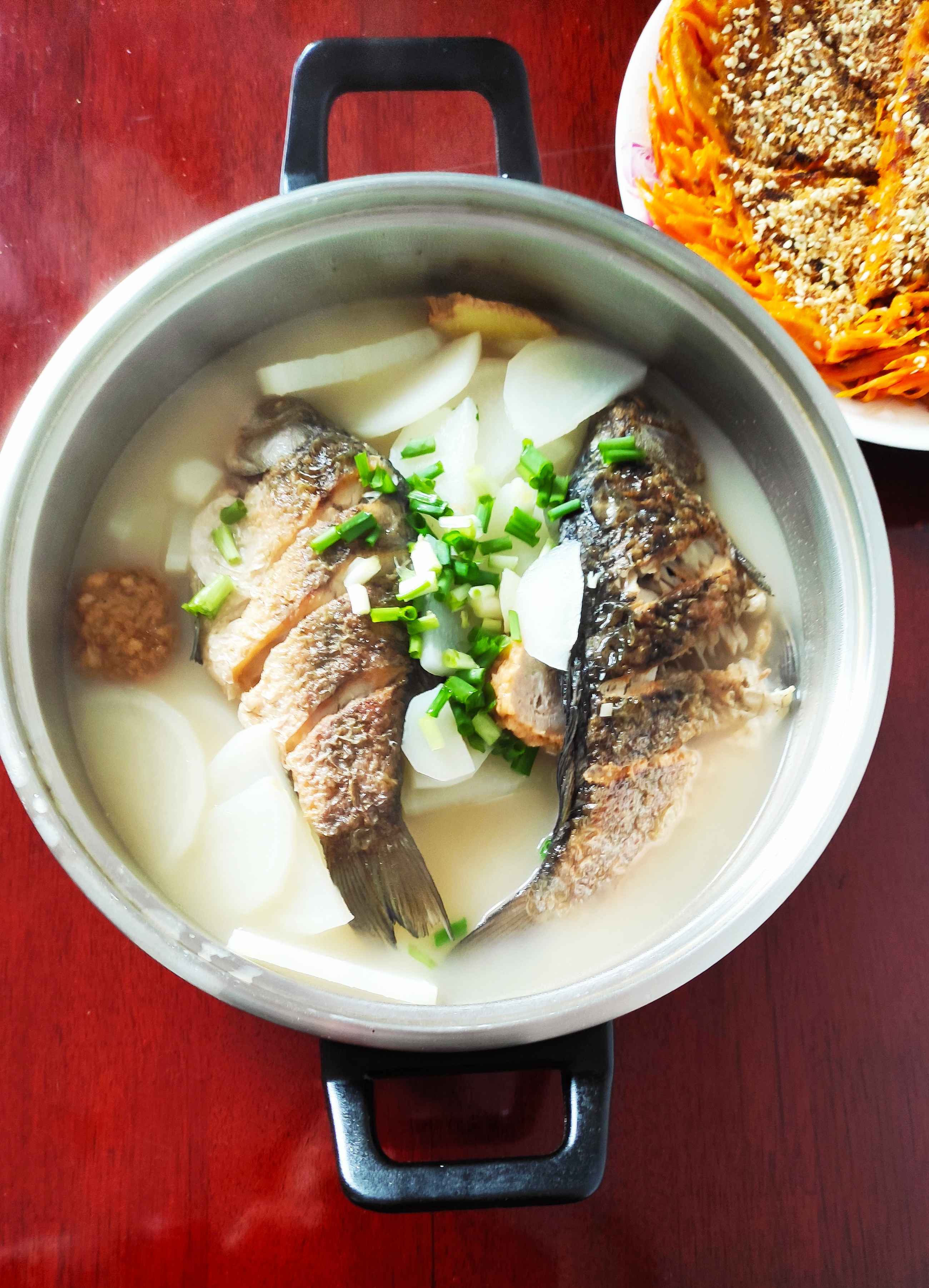 超鮮超美味的鯽魚蘿卜湯的做法-家常味煮菜譜-易網健康養生網 超鮮超美味的鯽魚蘿卜湯的做法-家常味煮菜譜