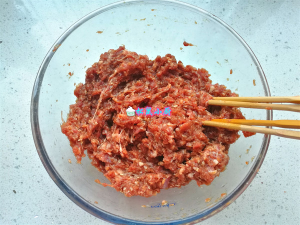 #冬至大如年#一口一個，焦脆鮮香的牛肉丸子的做法-家常味炸菜譜