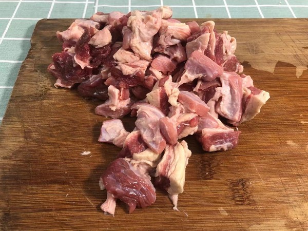 小寒進補---牛腩燉蘿卜的做法-醬香味燉菜譜-易網<a href=http://www.aoa7937.com/ target=_blank class=infotextkey>健康養生</a>網 小寒進補---牛腩燉蘿卜的做法-醬香味燉菜譜