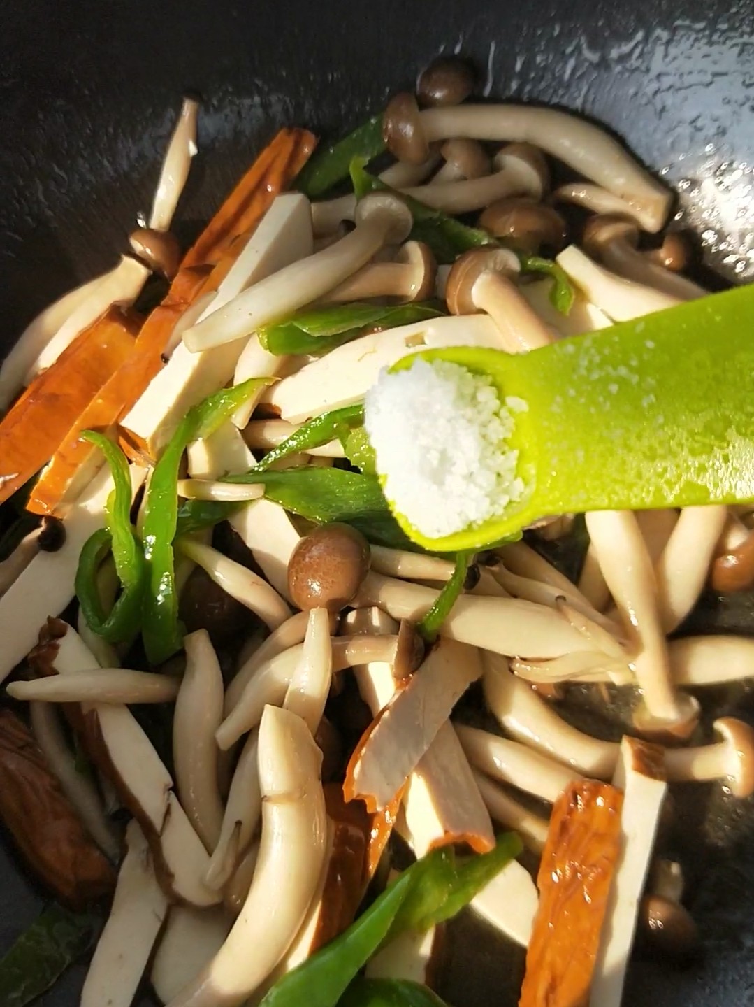 香干蟹味菇的做法-家常味炒菜譜