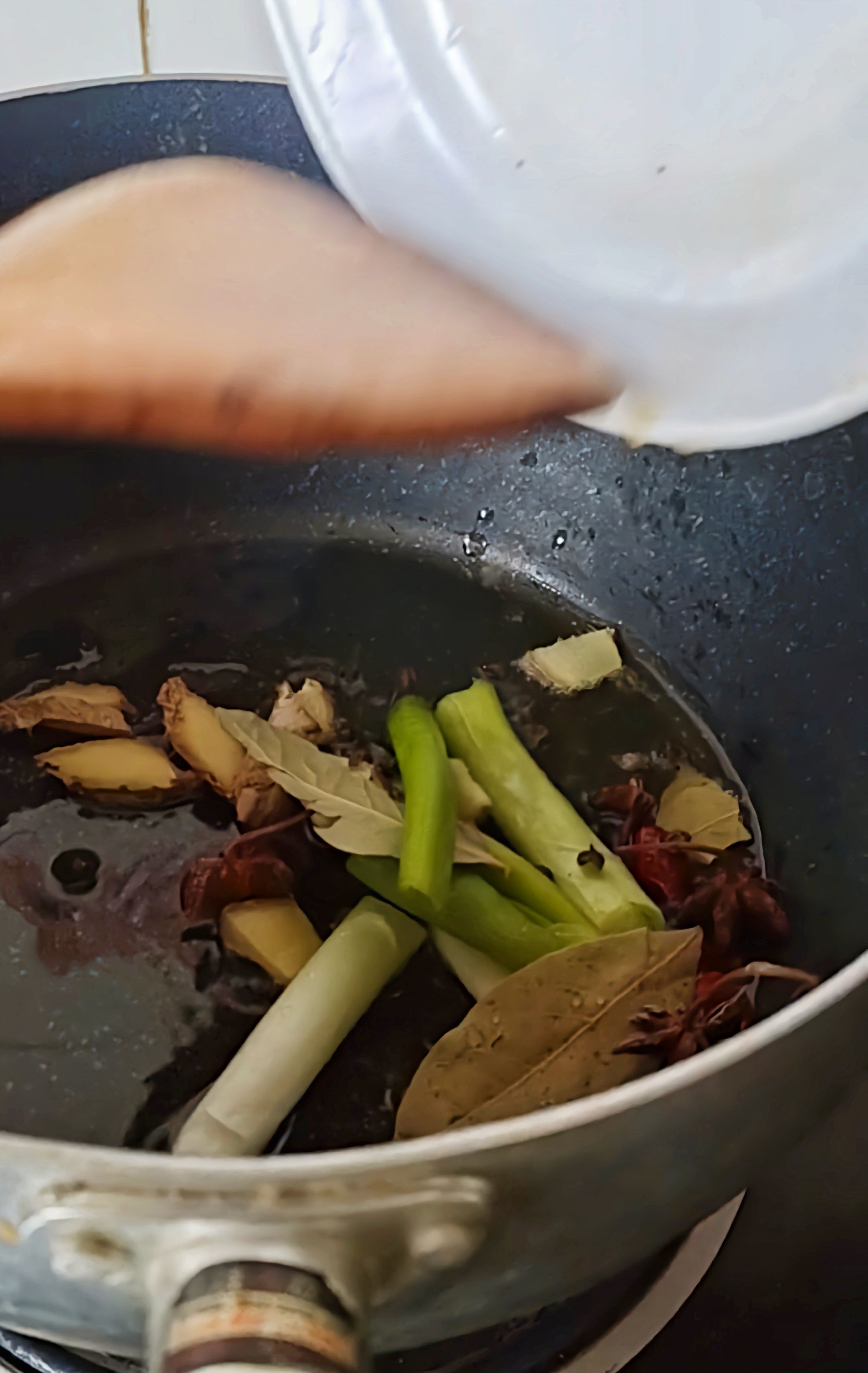最家常的冬季暖鍋,百吃不厭~白菜粉條牛肉鍋的做法-咸鮮味煮菜譜-易網(wǎng)健康養(yǎng)生網(wǎng) 最家常的冬季暖鍋,百吃不厭~白菜粉條牛肉鍋的做法-咸鮮味煮菜譜