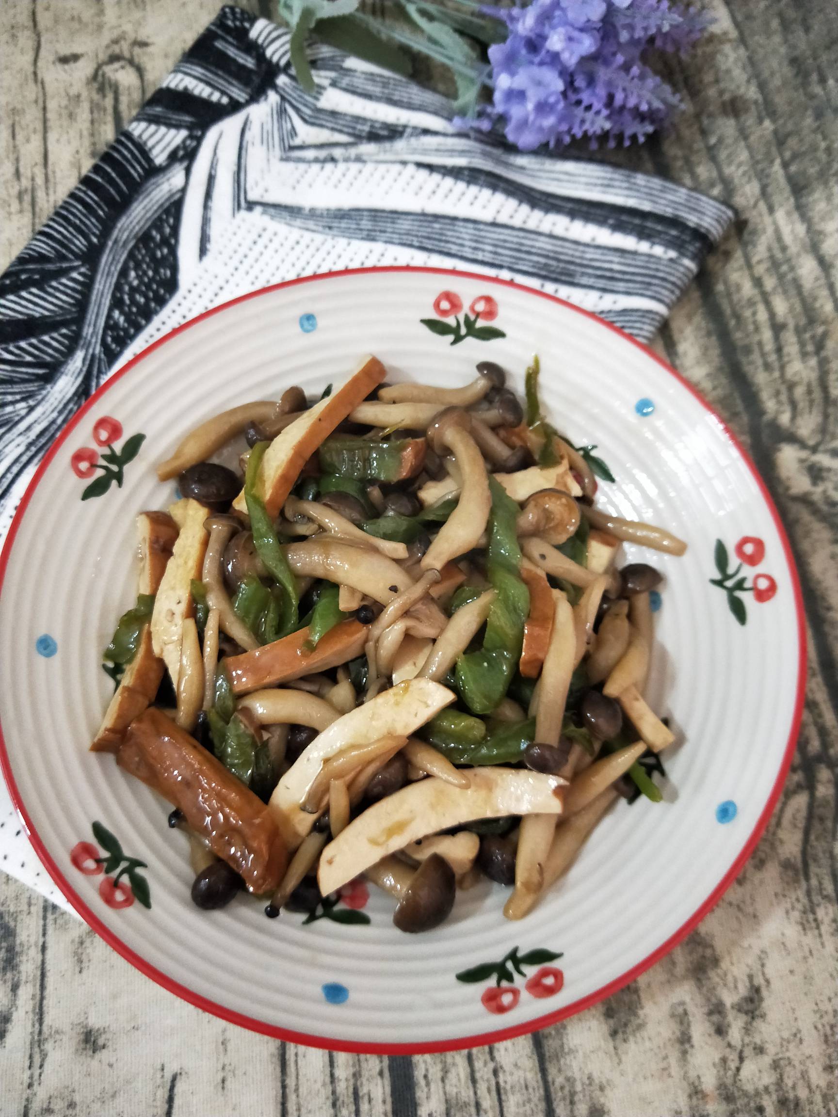 香干蟹味菇的做法-家常味炒菜譜-易網健康養生網 香干蟹味菇的做法-家常味炒菜譜