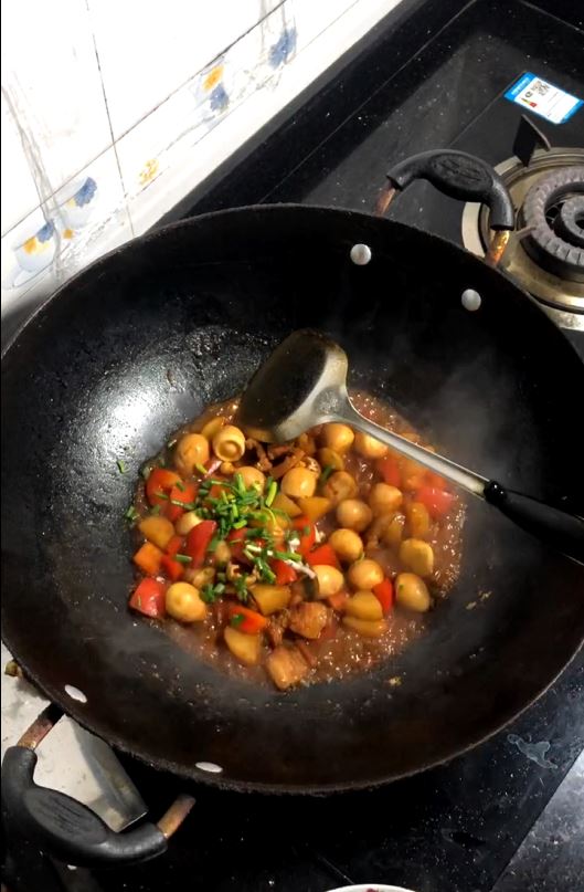鵪鶉蛋與土豆碰撞的感覺的做法-醬香味燒菜譜