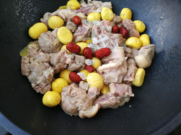 #冬至大如年#五香栗子燜羊肉的做法-家常味燜菜譜