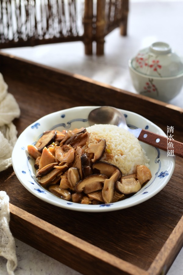 香菇香干雞肉蓋澆飯的做法-咸鮮味炒菜譜-易網健康養生網 香菇香干雞肉蓋澆飯的做法-咸鮮味炒菜譜