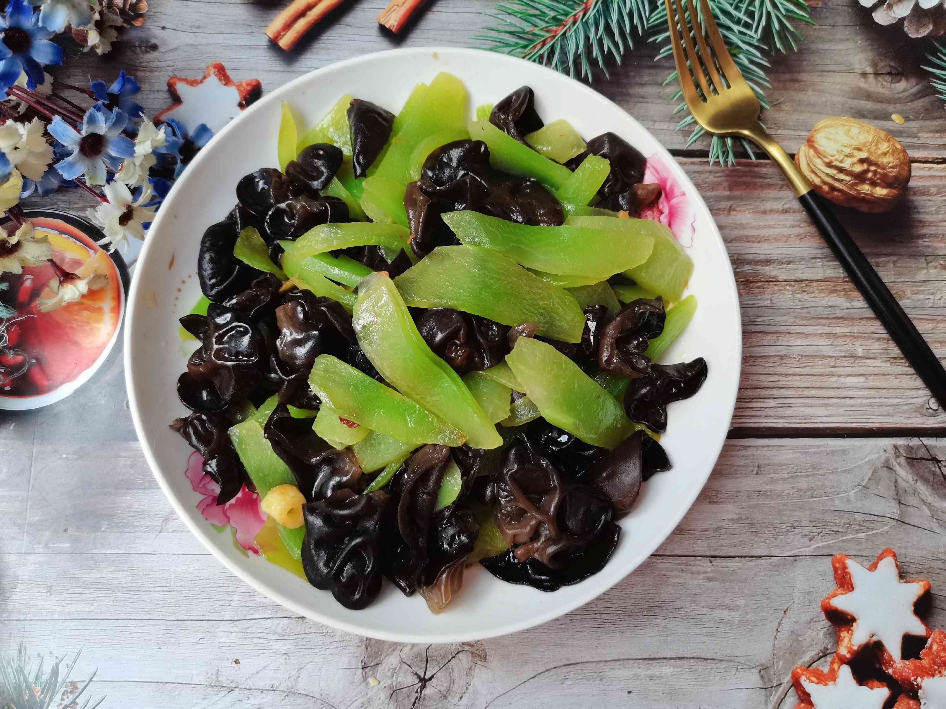萵筍炒木耳的做法-家常味炒菜譜-易網健康養生網 萵筍炒木耳的做法-家常味炒菜譜