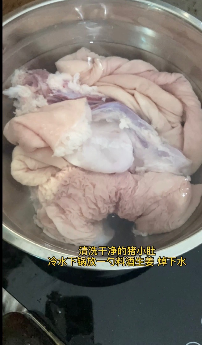 暖身暖胃養(yǎng)胃——胡椒燉豬小肚的做法-家常味燉菜譜-易網(wǎng)<a href=http://www.aoa7937.com/ target=_blank class=infotextkey>健康養(yǎng)生</a>網(wǎng) 暖身暖胃養(yǎng)胃——胡椒燉豬小肚的做法-家常味燉菜譜