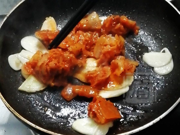熱乎乎的泡菜鍋，驅寒還管飽！的做法-酸辣味煮菜譜