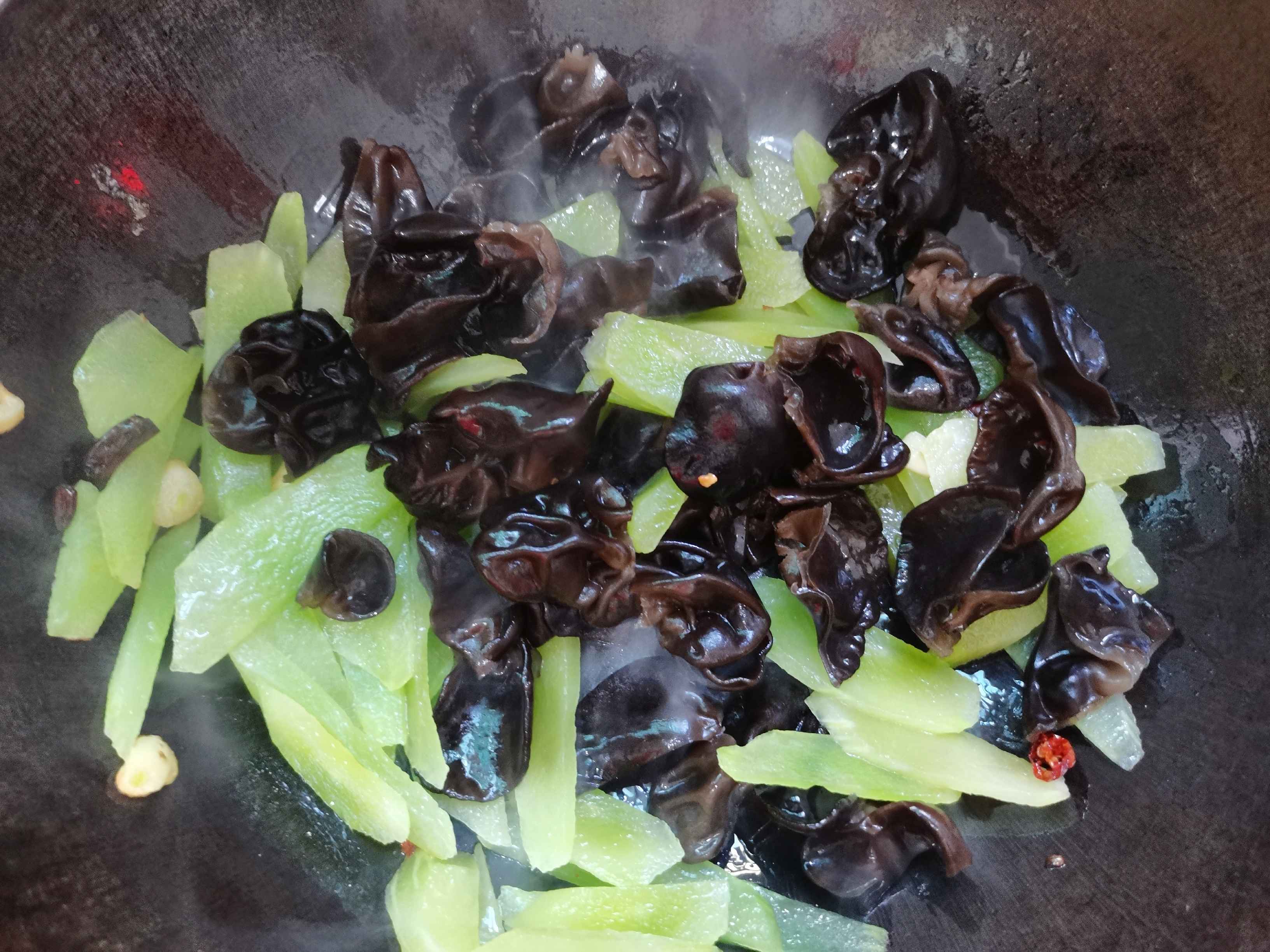 萵筍炒木耳的做法-家常味炒菜譜