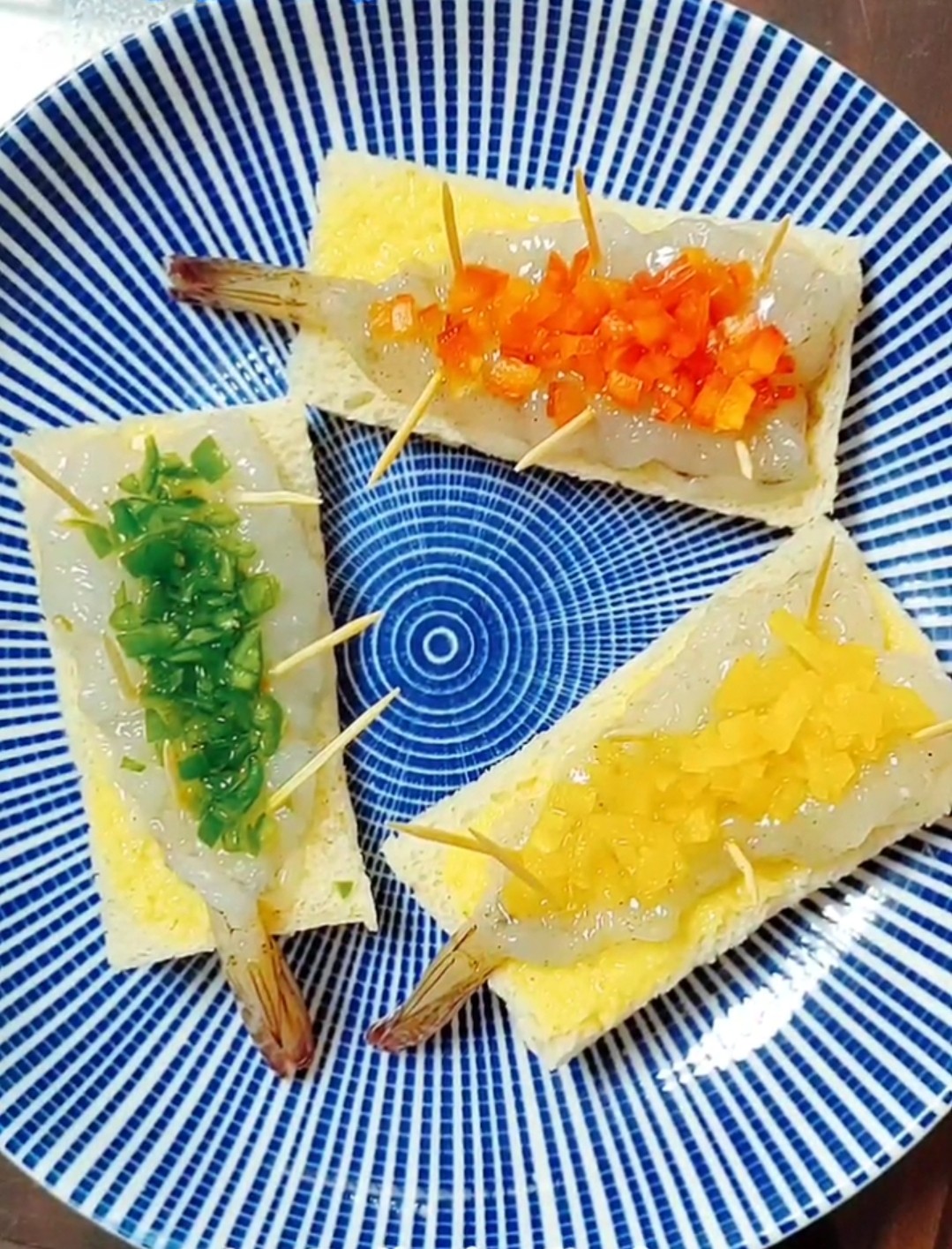 三彩大蝦的做法-家常味炸菜譜