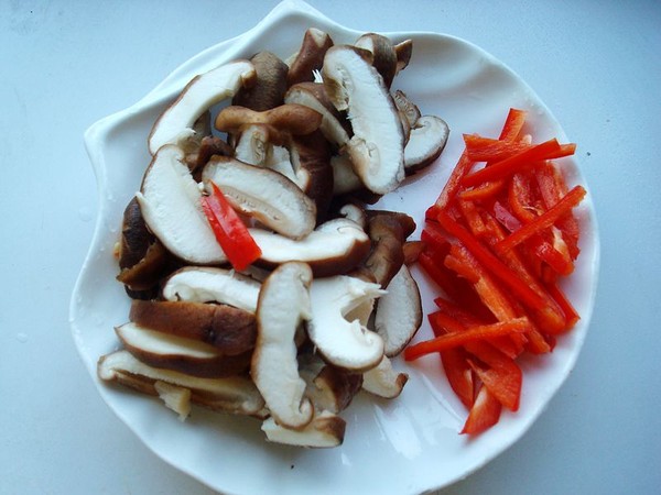 香菇炒蟹排的做法-家常味炒菜譜-易網(wǎng)健康養(yǎng)生網(wǎng) 香菇炒蟹排的做法-家常味炒菜譜
