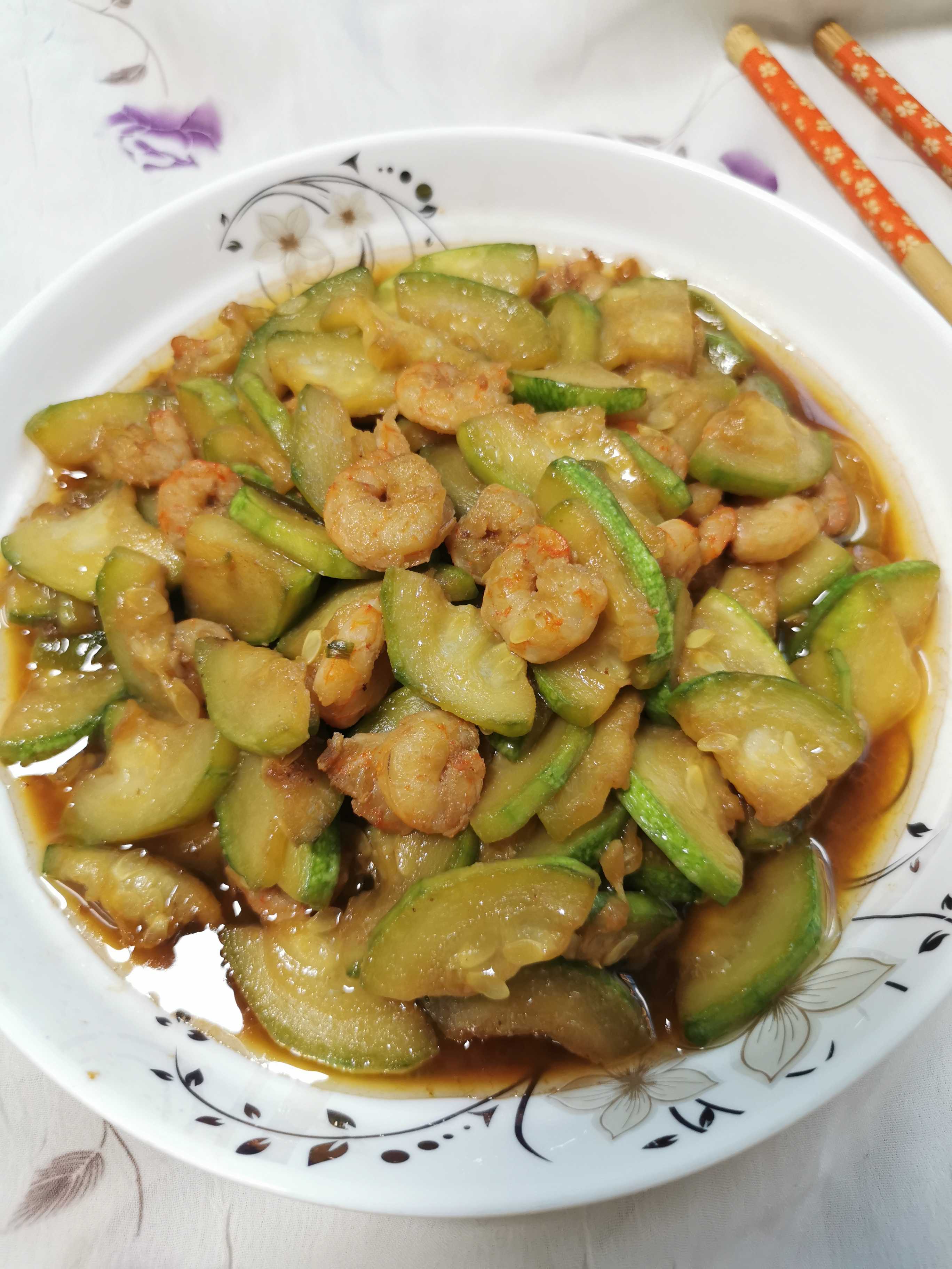 西葫蘆炒蝦仁的做法-咸鮮味炒菜譜-易網(wǎng)健康養(yǎng)生網(wǎng) 西葫蘆炒蝦仁的做法-咸鮮味炒菜譜