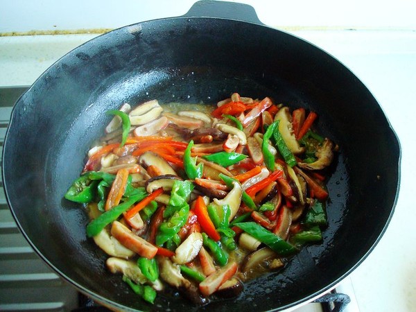 香菇炒蟹排的做法-家常味炒菜譜-易網(wǎng)健康養(yǎng)生網(wǎng) 香菇炒蟹排的做法-家常味炒菜譜