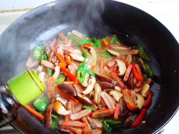 香菇炒蟹排的做法-家常味炒菜譜-易網(wǎng)健康養(yǎng)生網(wǎng) 香菇炒蟹排的做法-家常味炒菜譜