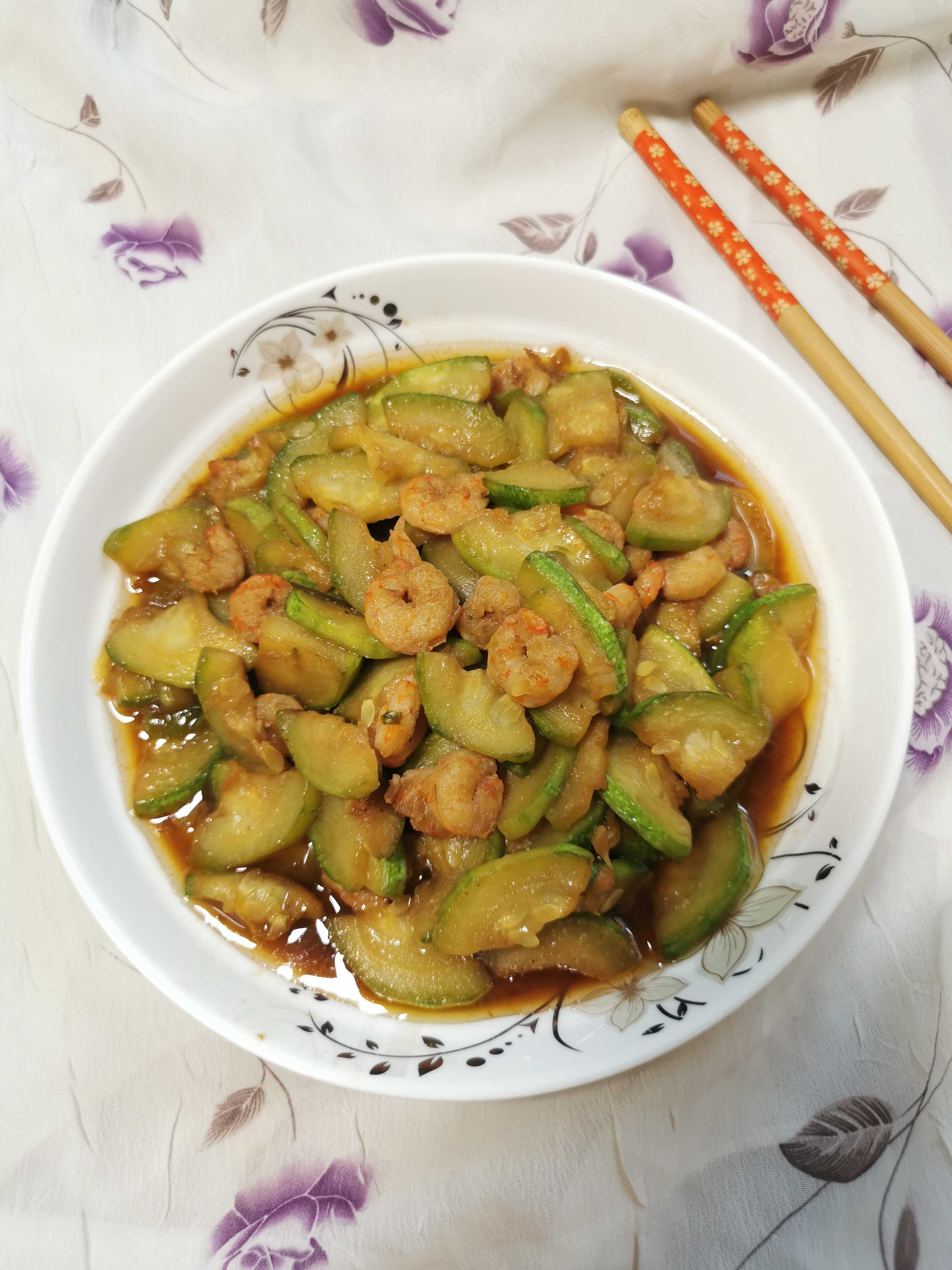 西葫蘆炒蝦仁的做法-咸鮮味炒菜譜-易網(wǎng)健康養(yǎng)生網(wǎng) 西葫蘆炒蝦仁的做法-咸鮮味炒菜譜