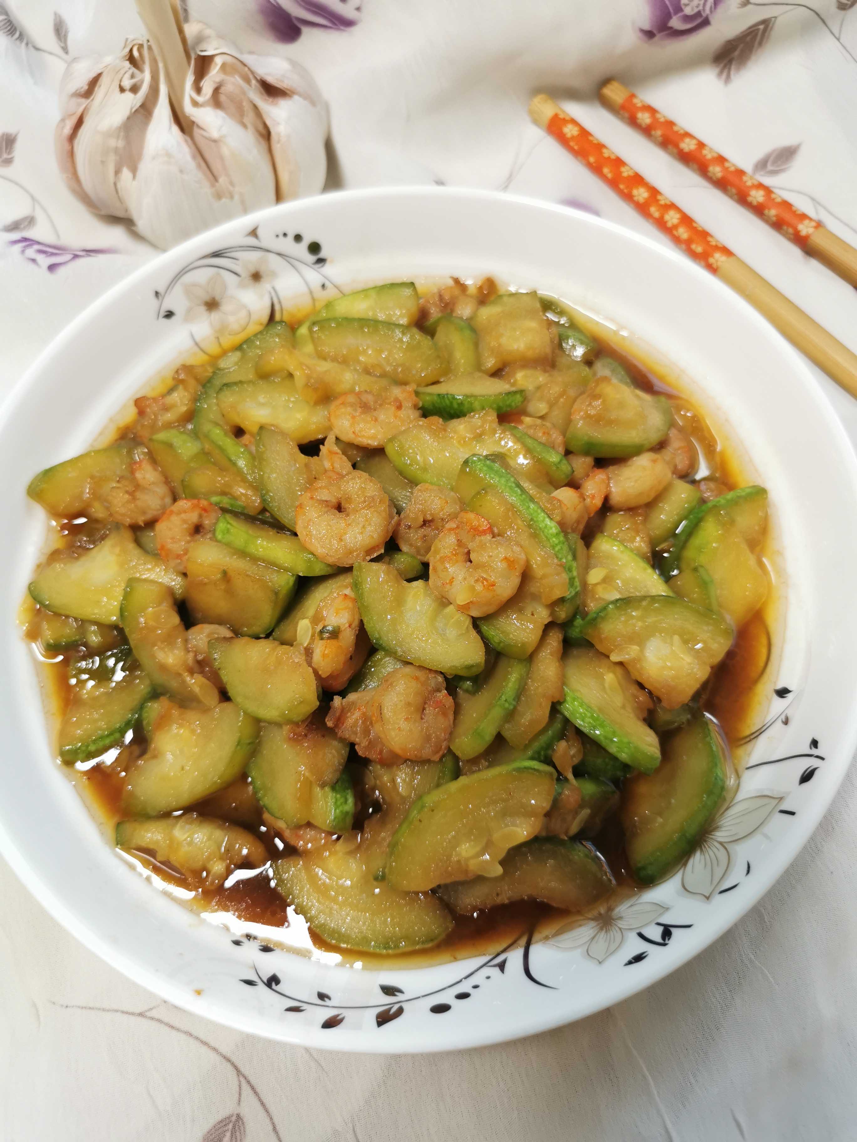 西葫蘆炒蝦仁的做法-咸鮮味炒菜譜-易網(wǎng)健康養(yǎng)生網(wǎng) 西葫蘆炒蝦仁的做法-咸鮮味炒菜譜