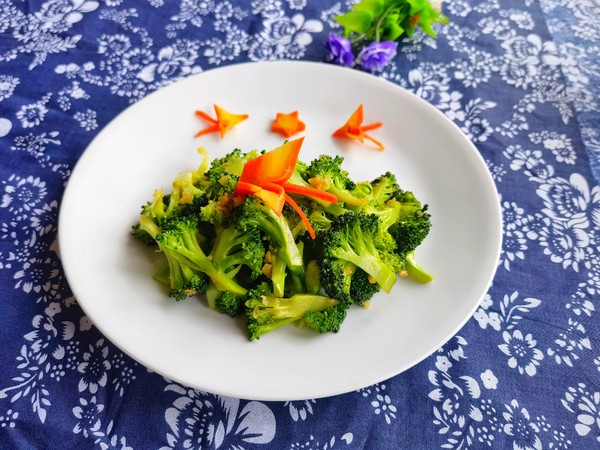 素菜西蘭花的做法-家常味炒菜譜-易網健康養生網 素菜西蘭花的做法-家常味炒菜譜