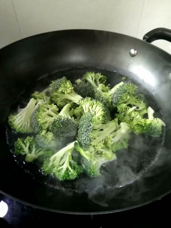 簡簡單單也不失美味~~臘味炒西蘭花的做法-家常味炒菜譜