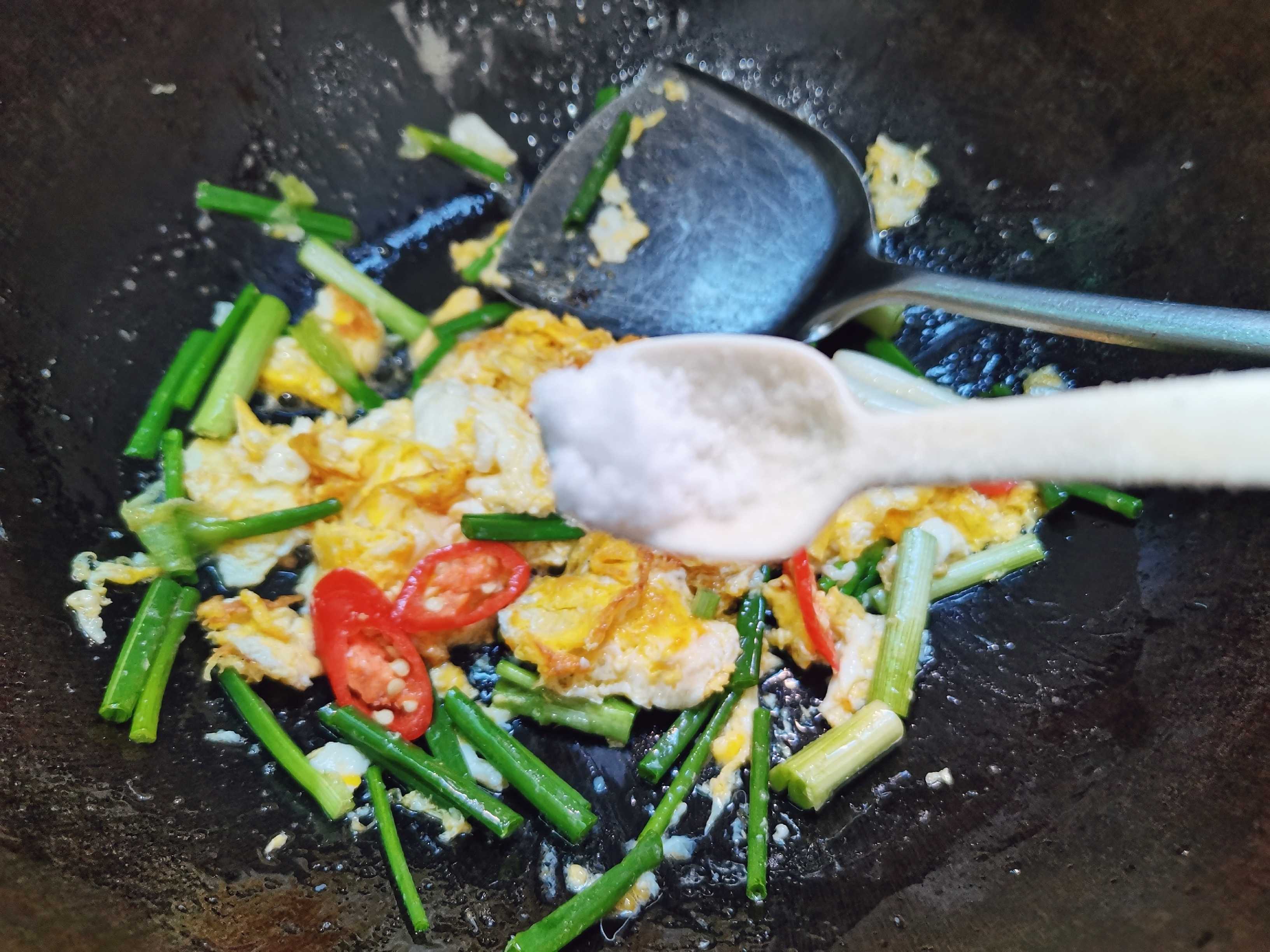 小蔥炒雞蛋，簡(jiǎn)單又快手的一道快手菜的做法-家常味炒菜譜