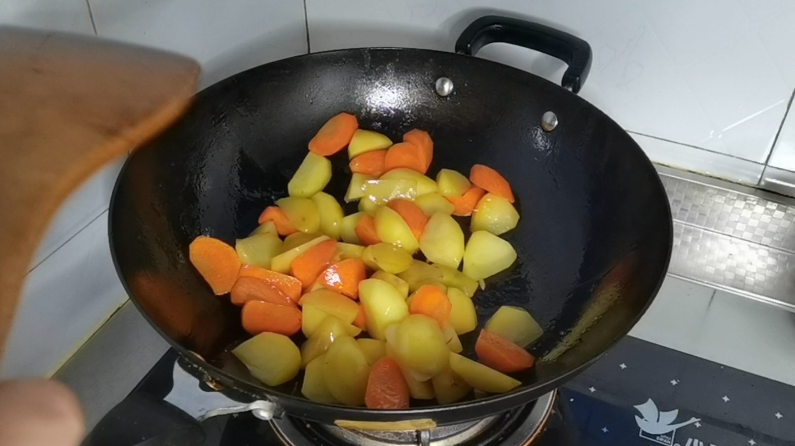 看了直流口水的紅燒牛腩燉土豆的做法-家常味燉菜譜-易網健康養生網 看了直流口水的紅燒牛腩燉土豆的做法-家常味燉菜譜