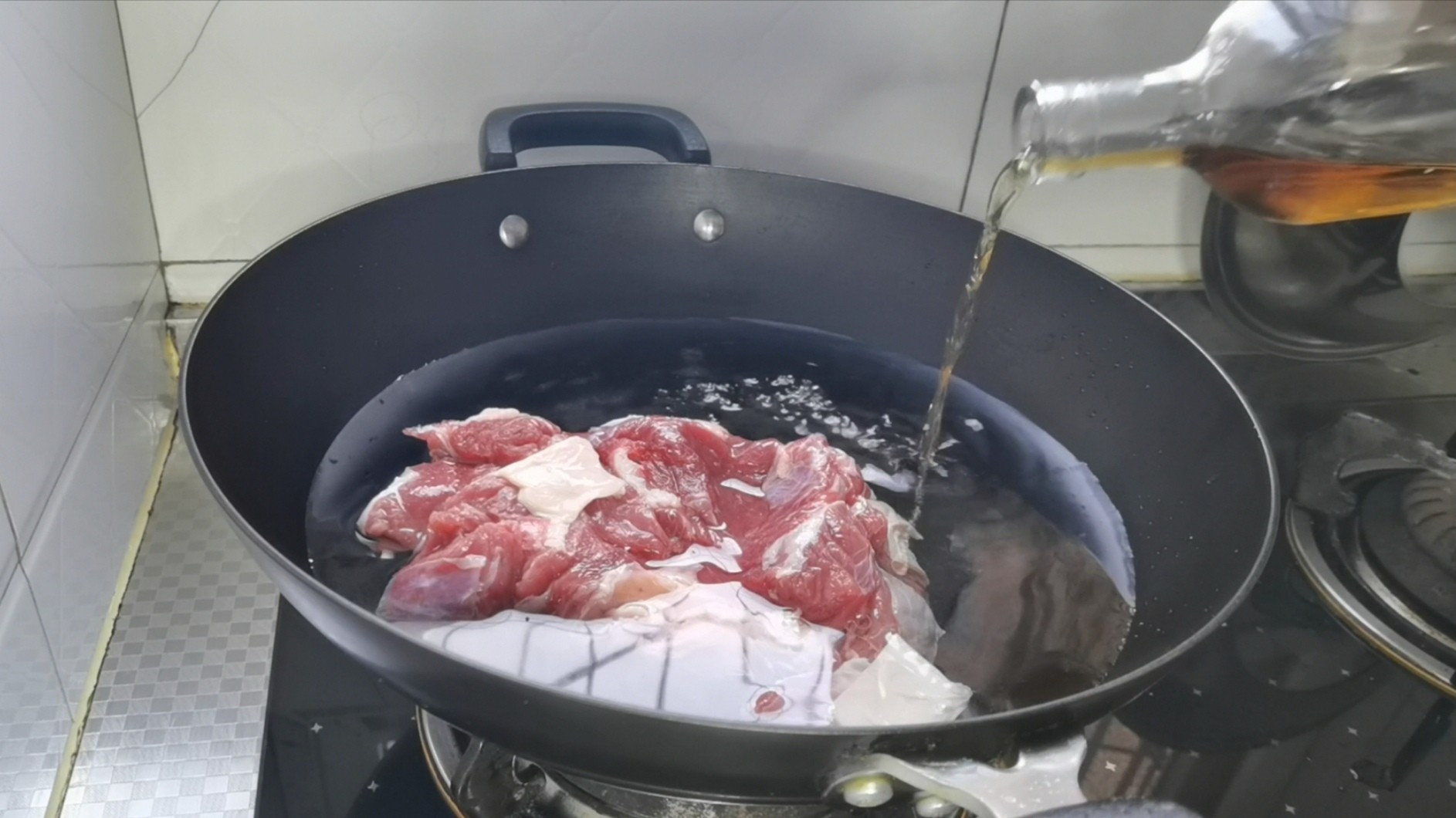 看了直流口水的紅燒牛腩燉土豆的做法-家常味燉菜譜-易網<a href=http://www.aoa7937.com/ target=_blank class=infotextkey>健康養生</a>網 看了直流口水的紅燒牛腩燉土豆的做法-家常味燉菜譜