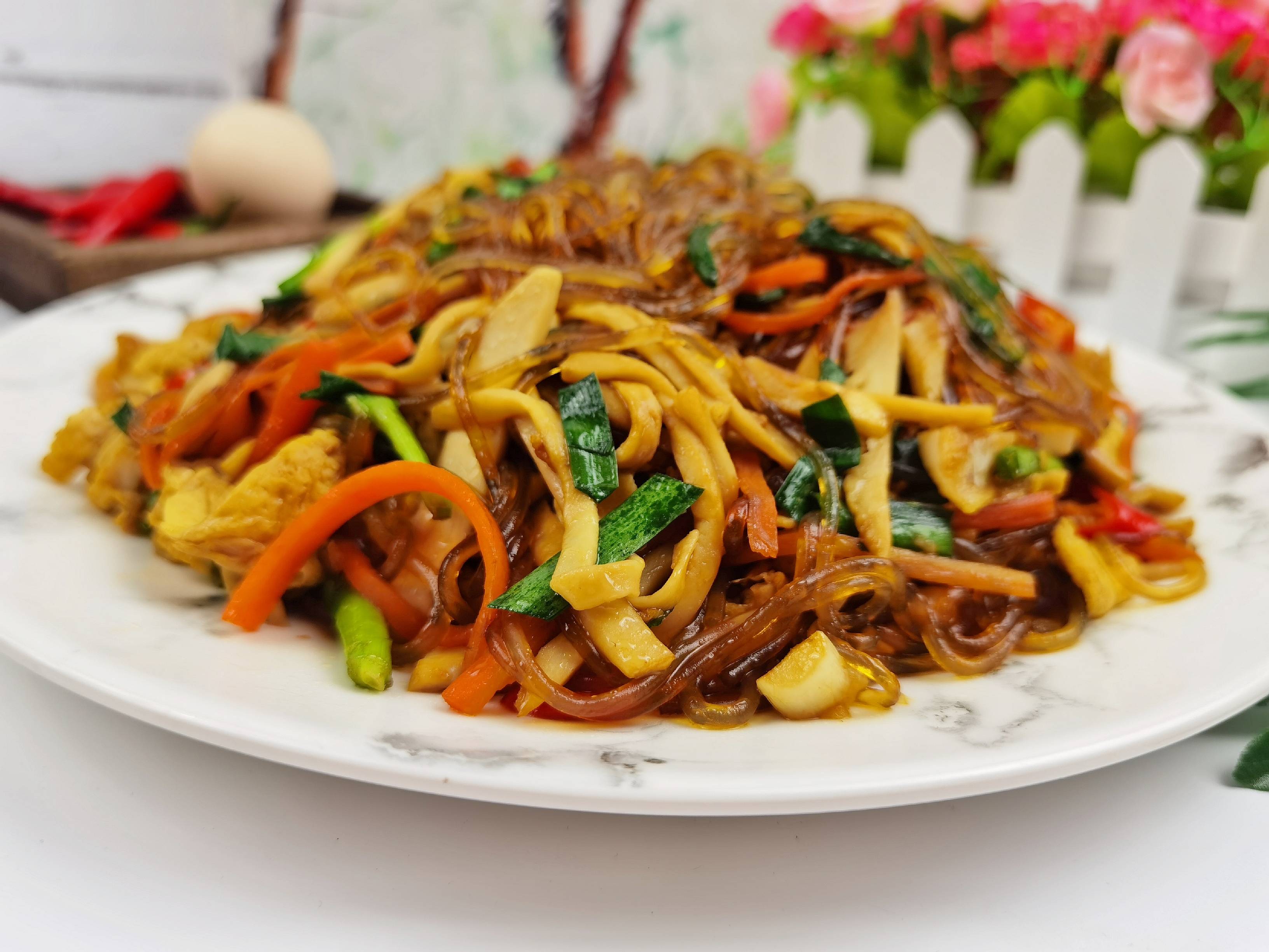 年夜飯素菜也出彩-杏鮑菇炒合菜,闔家歡樂吃著超下飯的做法-香辣味炒菜譜-易網健康養生網 年夜飯素菜也出彩-杏鮑菇炒合菜,闔家歡樂吃著超下飯的做法-香辣味炒菜譜