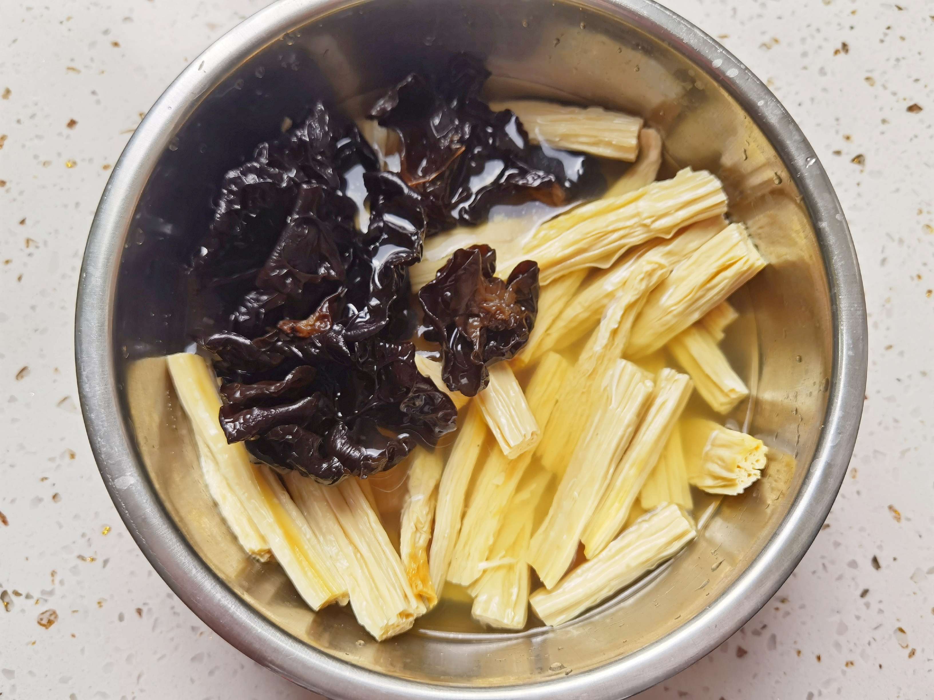 年夜飯涼菜也下飯－拌腐竹，新春宴客吃腐竹得“富足”的做法-酸辣味拌菜譜