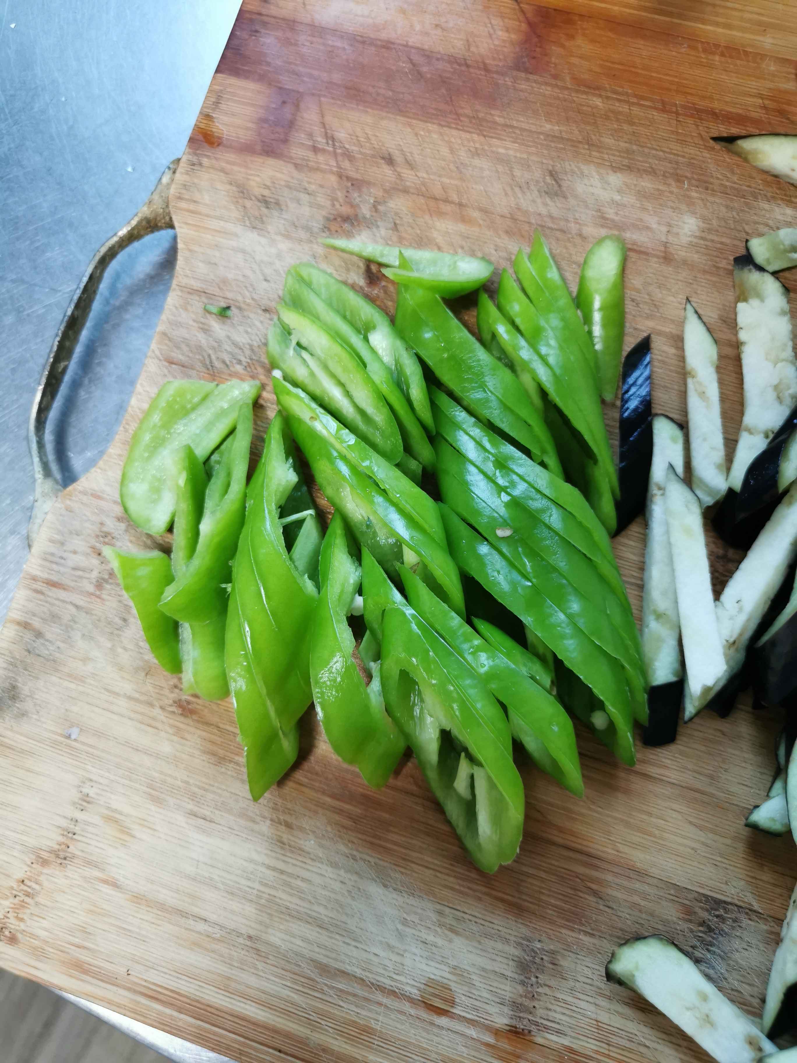 尖椒炒茄子的做法-家常味炒菜譜